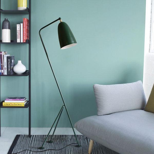 Ambiente acolhedor com manta e livro